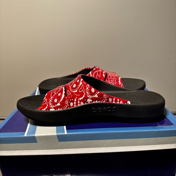 OOFOS - Red Bandana Pattern Slides - Picture 6 of 7